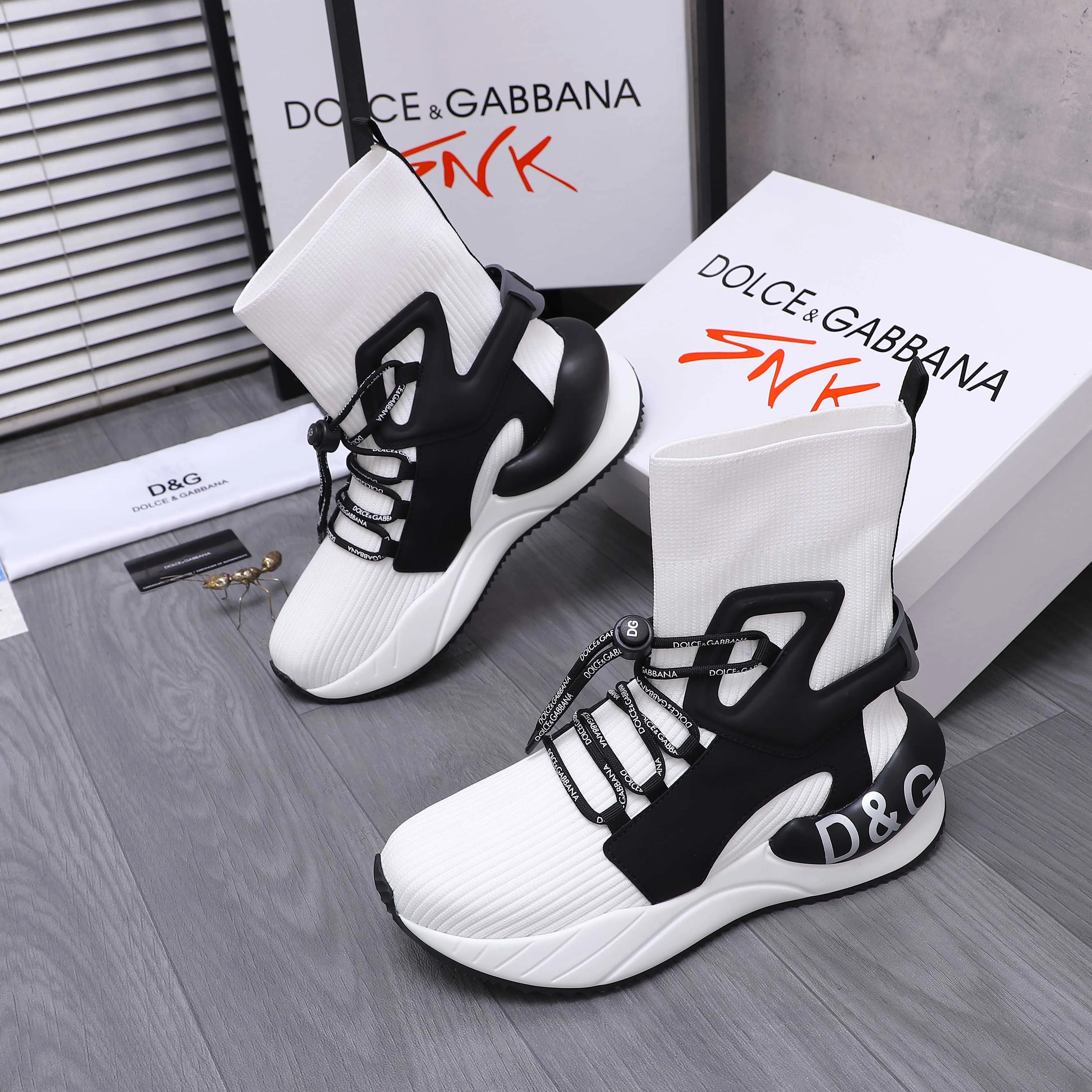 Men's shoes 💰442 Product trademark: DG (Dolce & Gabbana) casual shoes for couples. Regular size: 36-46 (45.46 is custom-made and non-returnable) Product materials: Selected knitted breathable spliced ​​cowhide upper, cowhide insole, original outsole